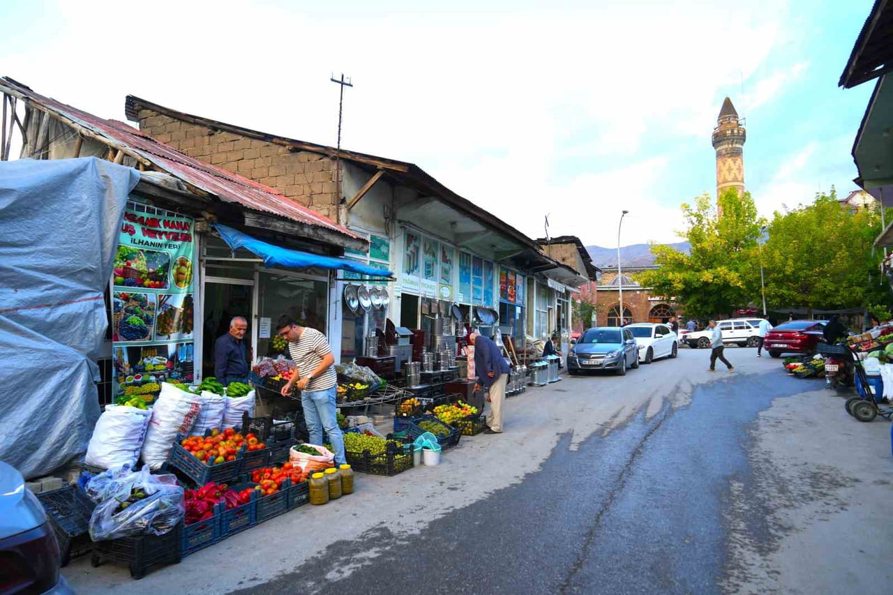 MUŞ’UN BAĞLARINDA YETİŞTİRİLEN ÜZÜM, ARMUT, ELMA VE DİĞER GÜZ MEYVELERİ, HASADIN ARDINDAN KENT...