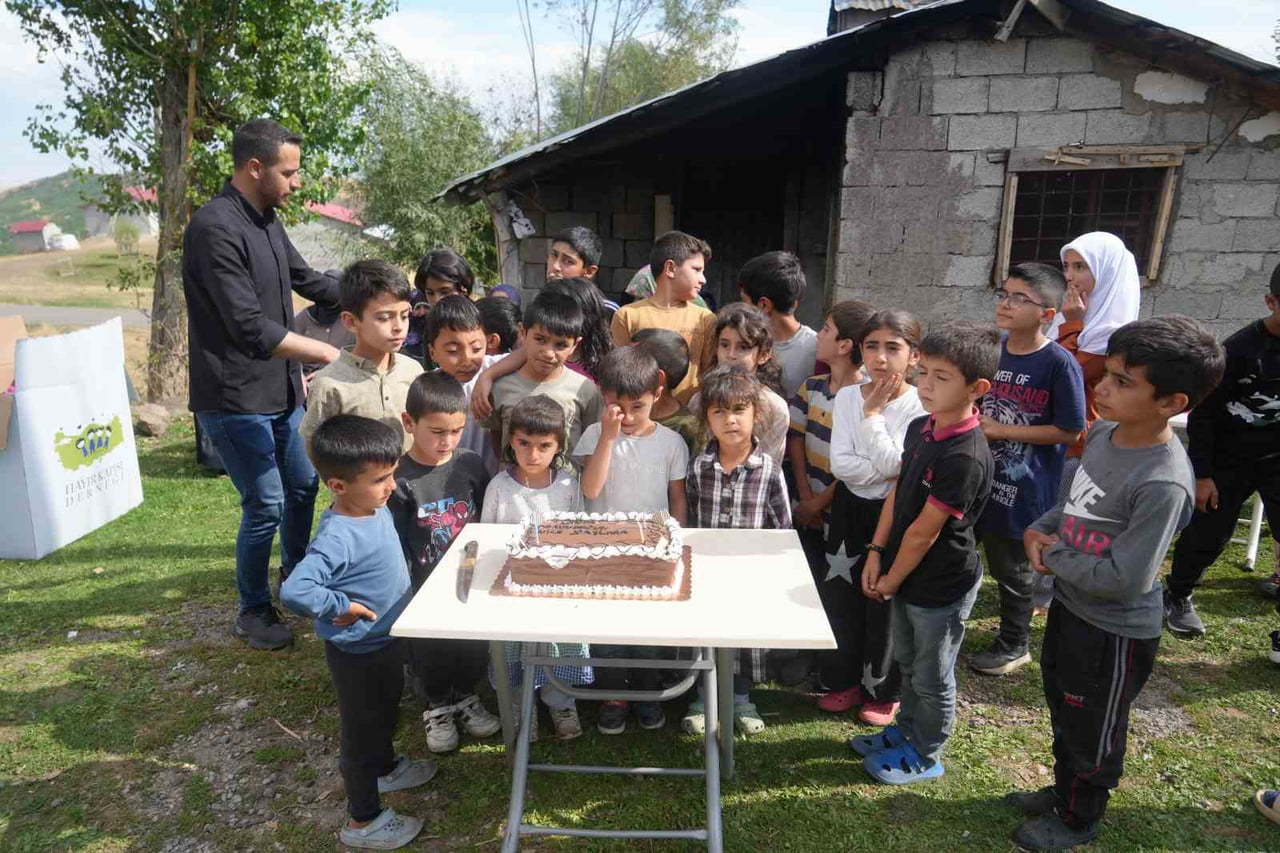 MUŞ’UN UZAK KÖYLERİNDE YAŞAYAN ÇOCUKLAR, HAYIR KAPISI DERNEĞİ GÖNÜLLÜLERİNİN ULAŞTIRDIĞI KIRTASİYE...