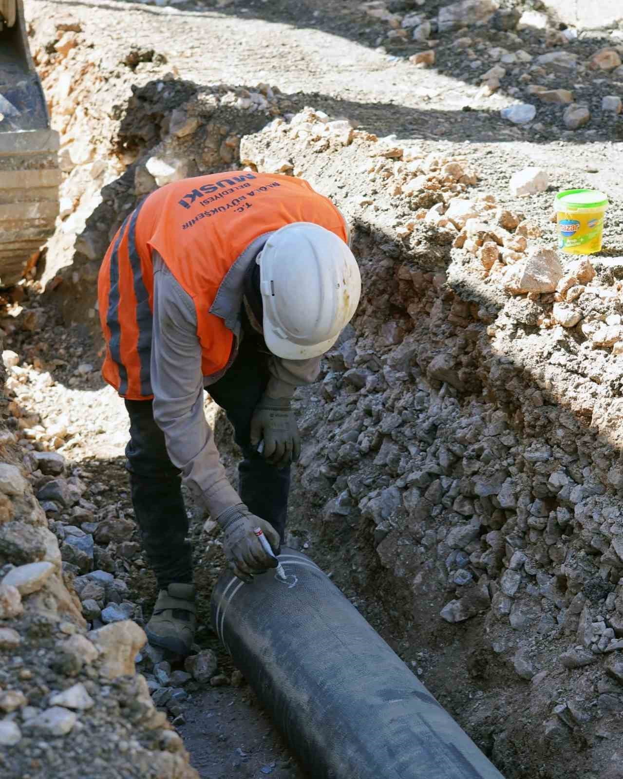 MUSKİ, YERKESİK MAHALLESİNDE 6,5 KİLOMETRE SU İSALE HATTINI YENİLİYOR
