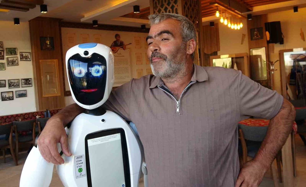MÜŞTERİ LEVENT LAÇİN ROBOT ŞUKUFE İLE SOHBET ETTİ.