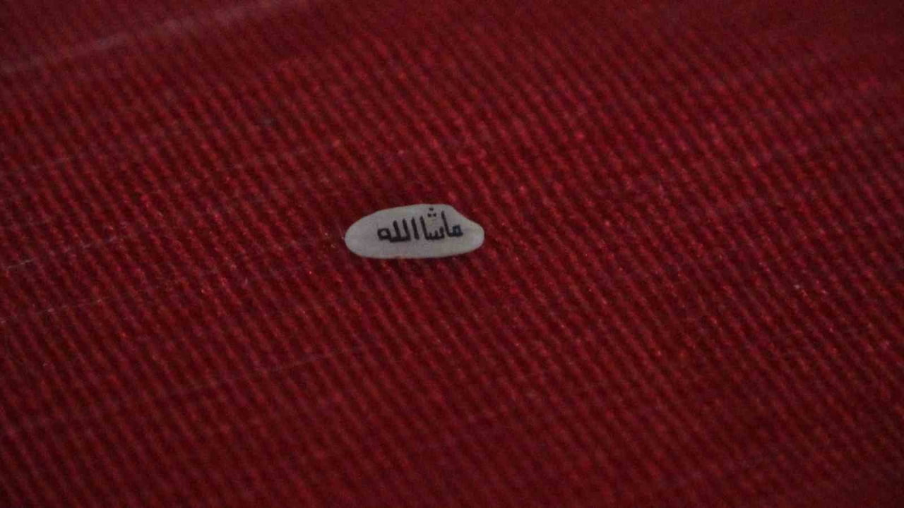 MÜZEDEKİ EN DİKKAT ÇEKEN ESER OLAN PİRİNÇ TANESİ ÜZERİNE YAZILMIŞ ESERLERE DEĞİNEN GÜNEŞER,"HÜSN-İ...