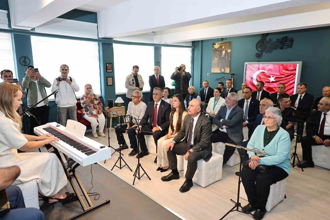 MÜZİK ATÖLYESİNDE TÜRKÜLER SESLENDİRİLDİ.