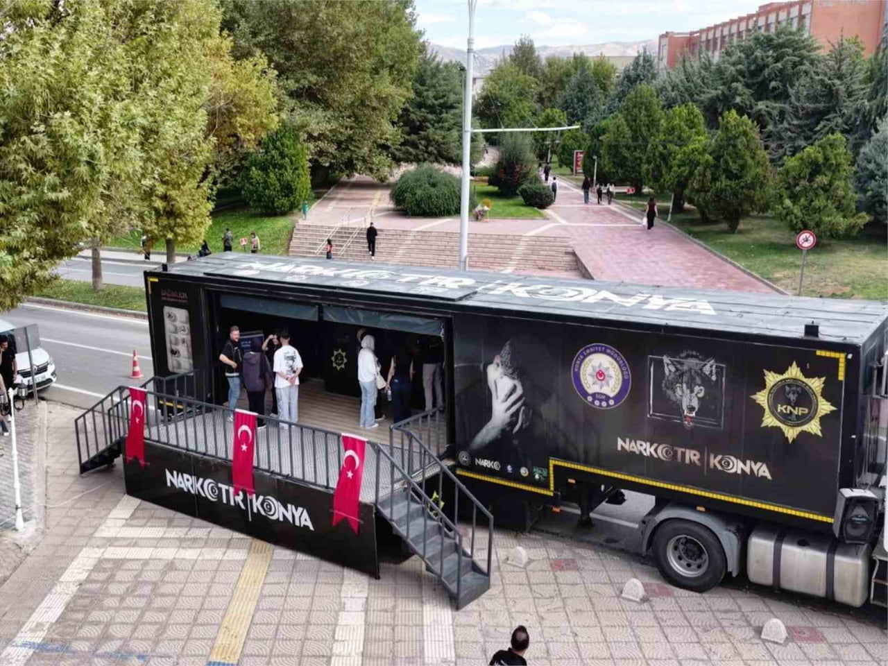 NARKO TIR, İNÖNÜ ÜNİVERSİTESİ’NDE ÖĞRENCİLERLE BULUŞTU