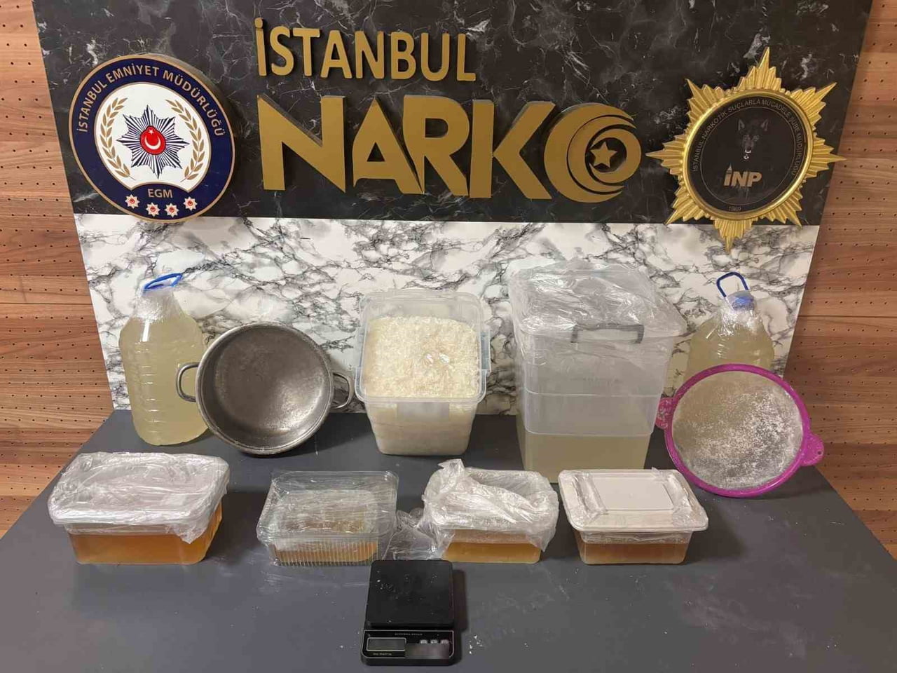 NARKOTİK POLİSİ TARAFINDAN ESENYURT VE KÜÇÜKÇEKMECE'DE DÜZENLENEN OPERASYONDA 26 KİLO METAMFETAMİN...