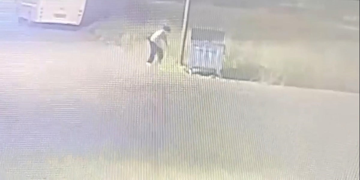 NASUH DEDE MAHALLESİ'NDE BİR KADIN, ÖNCE ÇÖPÜ DAHA SONRA DA ÇÖPÜN ETRAFINDAKİ ANIZLARIN BULUNDUĞU...