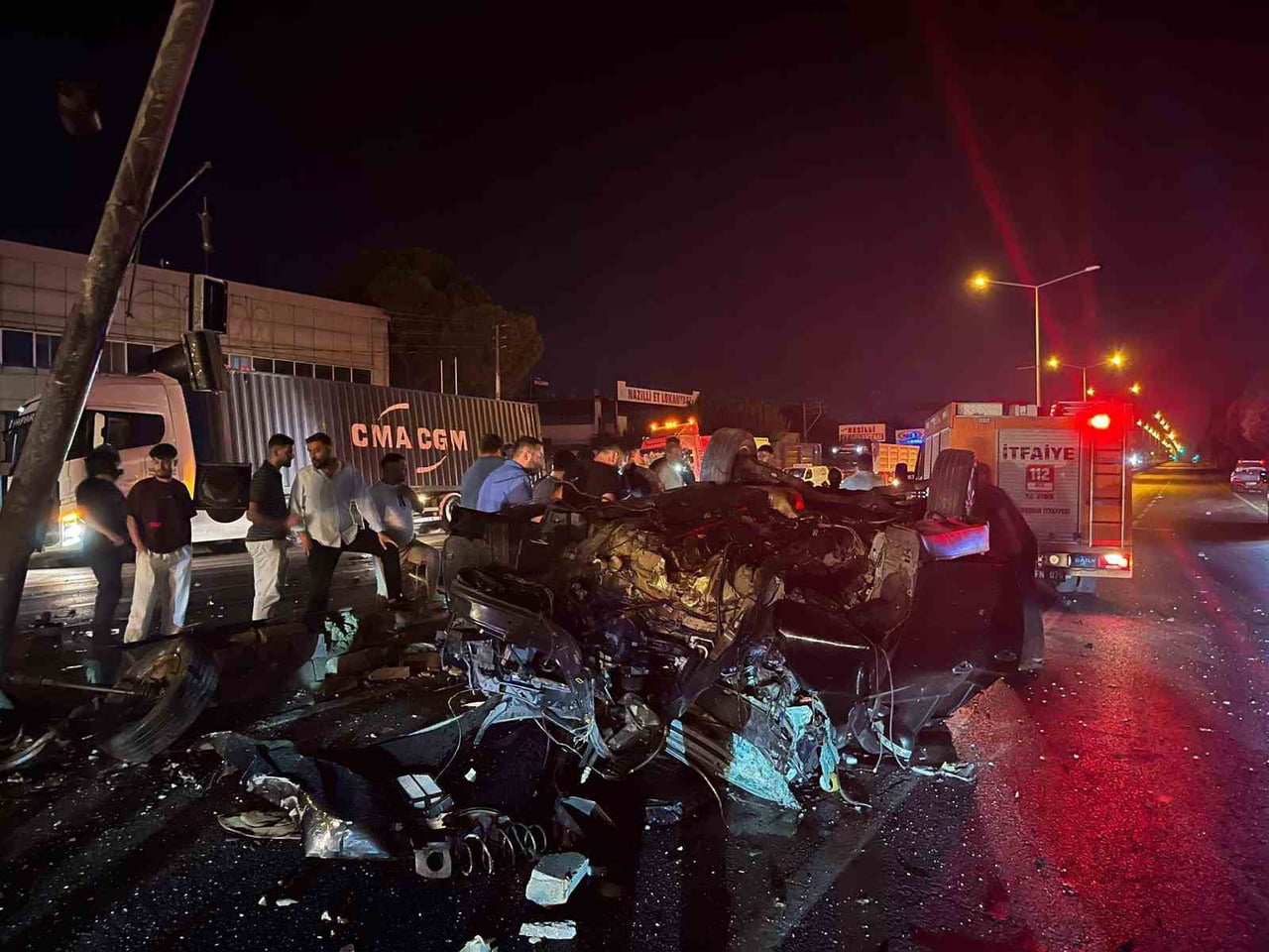 NAZİLLİ İLÇESİNDE KONTROLDEN ÇIKARAK DİREĞE ÇARPAN HYUNDAİ MARKA ARAÇ PARAMPARÇA OLURKEN...