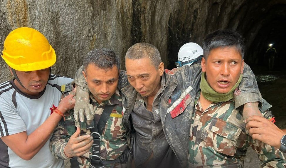 NEPAL'DEKİ SEL FELAKETİNDE HİDROELEKTRİK TÜNELİNDE MAHSUR KALAN ÇİNLİ BİR İŞÇİYE 11 GÜNÜN ARDINDAN...