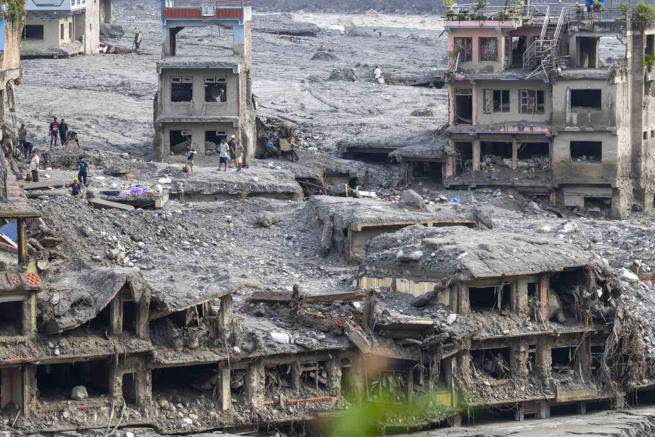 NEPAL'DEKİ SELDE HAYATINI KAYBEDENLERİN SAYISI BİN 357'YE ULAŞTI.