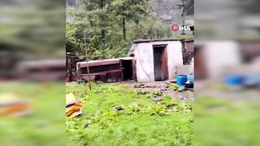 Nepal ve Hindistan'da meydana gelen toprak kaymasında Hindistan'da 56, Nepal'de ise 14 kişi...