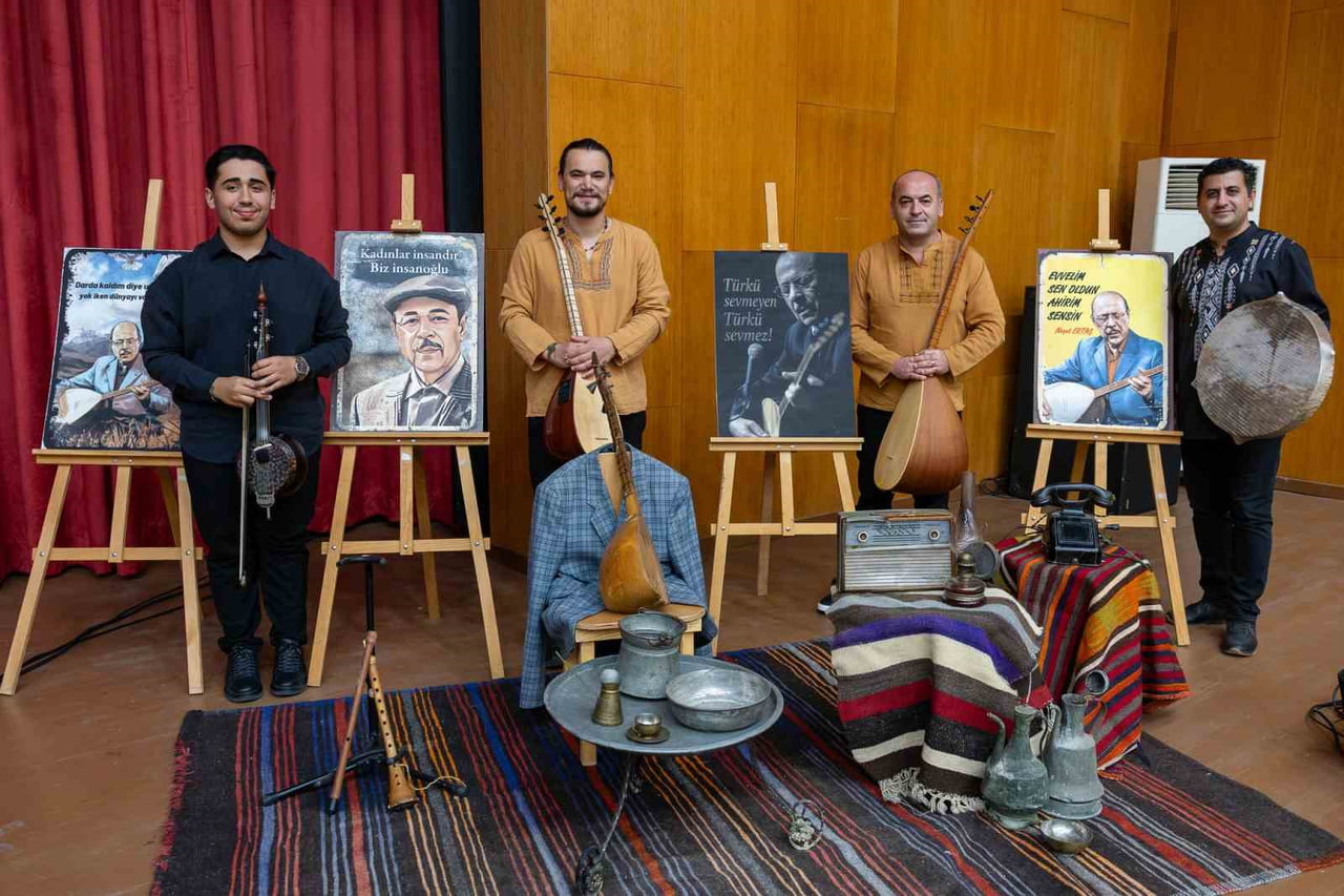 NEŞET ERTAŞ, VEFATININ YIL DÖNÜMÜNDE MANAVGAT BELEDİYESİ TARAFINDAN DÜZENLENEN ÖZEL BİR GECEDE...