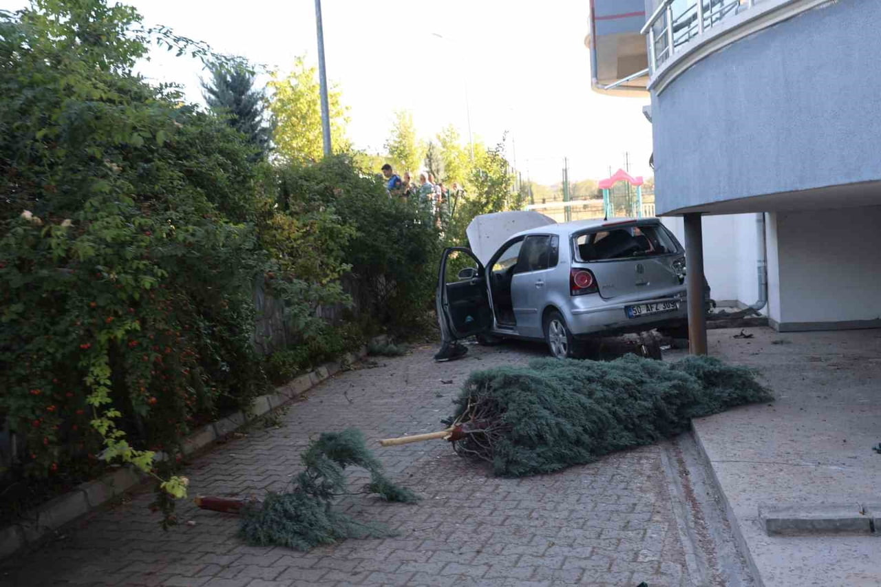 NEVŞEHİR’DE KONTROLDEN ÇIKAN OTOMOBİL, ÖNCE PARK HALİNDEKİ BİR OTOMOBİLE ÇARPTI, ARDINDAN BİR...