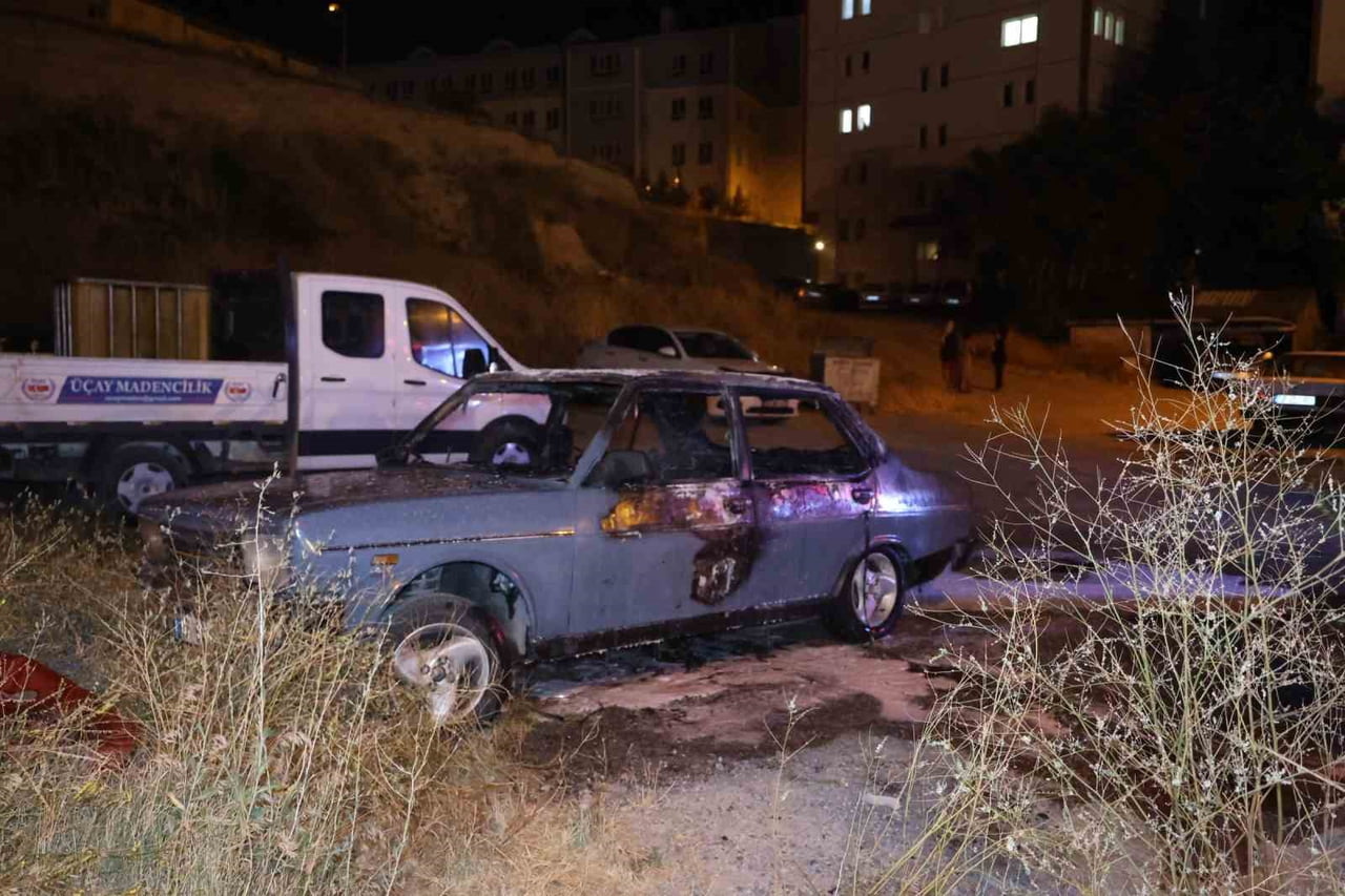 NEVŞEHİR’DE PARK HALİNDE BULUNAN OTOMOBİL, HENÜZ BELİRLENEMEYEN BİR NEDENLE ÇIKAN YANGINDA...