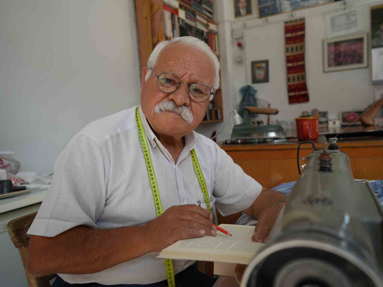 NEZİR CANPOLAT, "OKUMAK İNSANIN İÇİNDEN GELMELİ, ZORLA KİTAP OKUYAMAZSIN. GENÇLERE DE KİTAP...