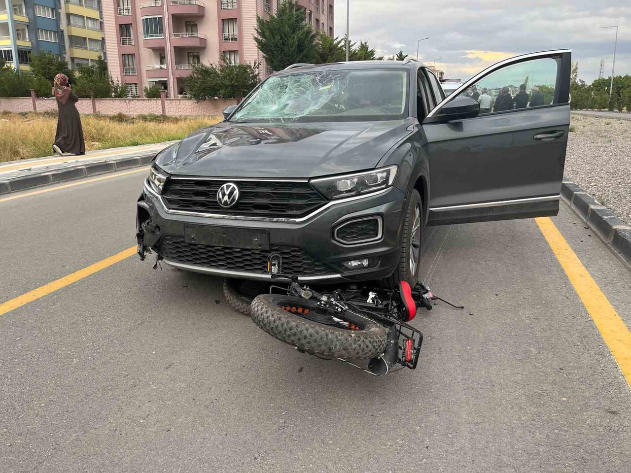 NİĞDE’DE AYNI İSTİKAMETTE SEYREDEN OTOMOBİL İLE ELEKTRİKLİ BİSİKLETİN ÇARPIŞTIĞI KAZADA 1 KİŞİ...