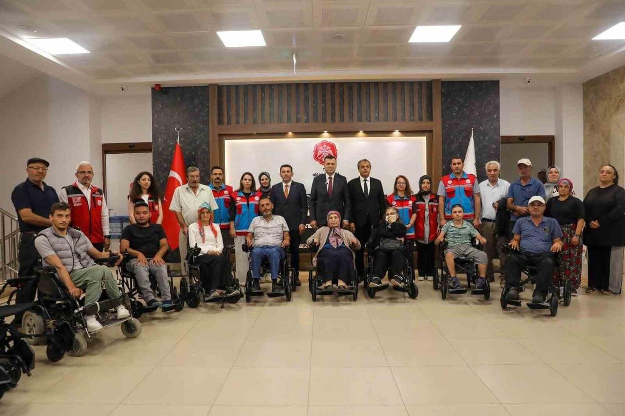 NİĞDE’DE ENGELLİ VATANDAŞLARA 21 AKÜLÜ TEKERLEKLİ SANDALYE DESTEĞİ