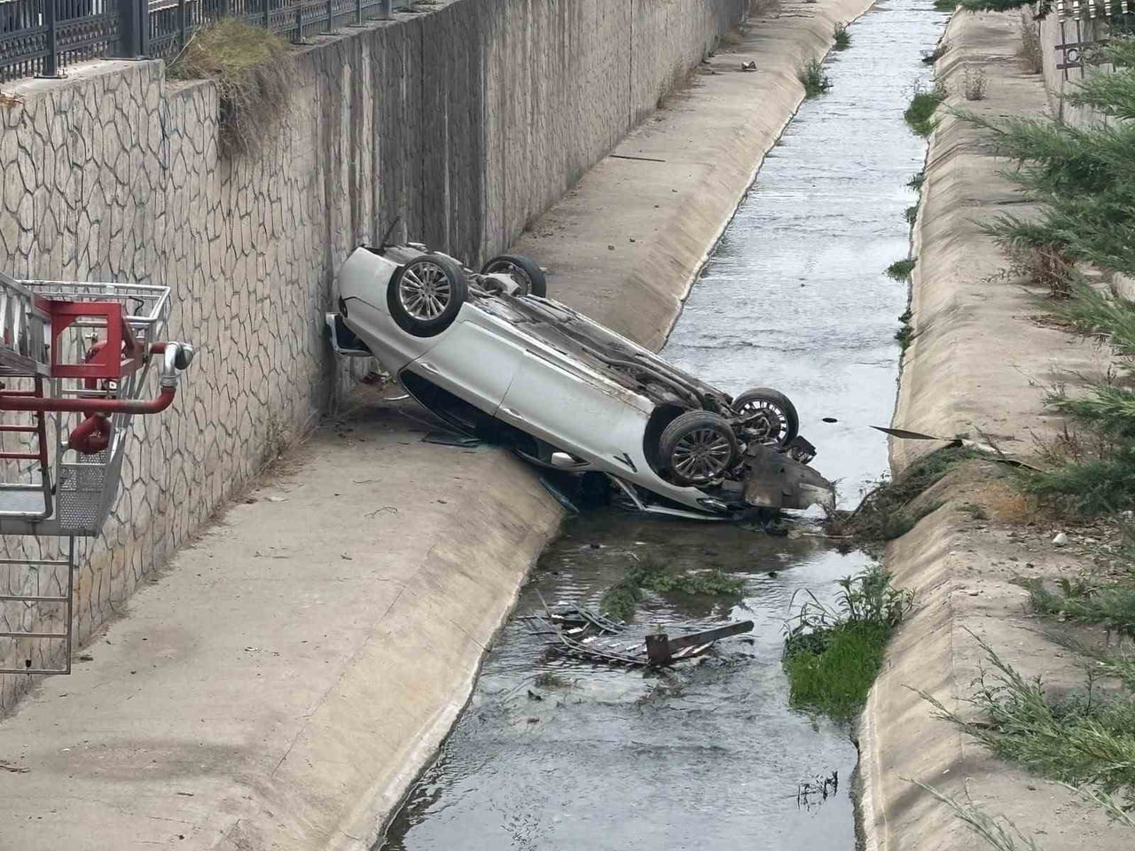 NİĞDE’DE KONTROLDEN ÇIKARAK YOL KENARINDAKİ KANALA DÜŞEN OTOMOBİLİN SÜRÜCÜSÜ AĞIR...