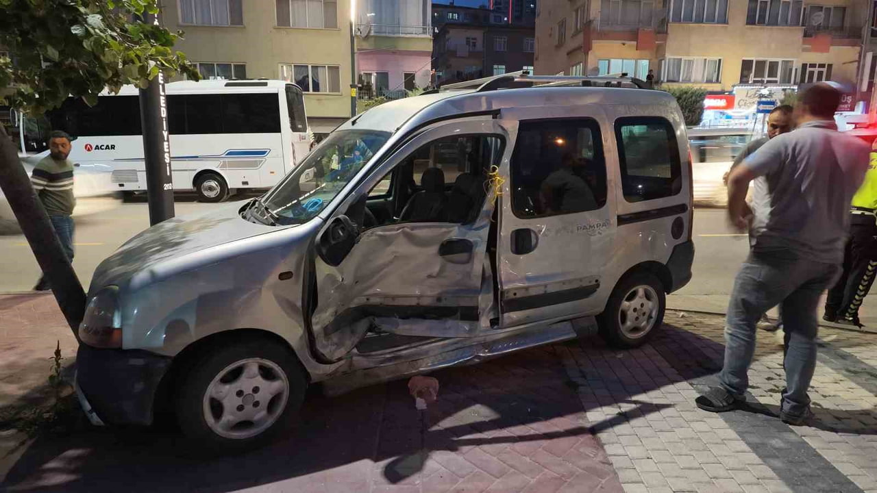 NİĞDE’DE PANELVAN ARAÇ VE MOTOSİKLETE ÇARPAN HAFİF TİCARİ ARAÇ, AĞACA ÇARPARAK DURABİLDİ. KAZADA 3...