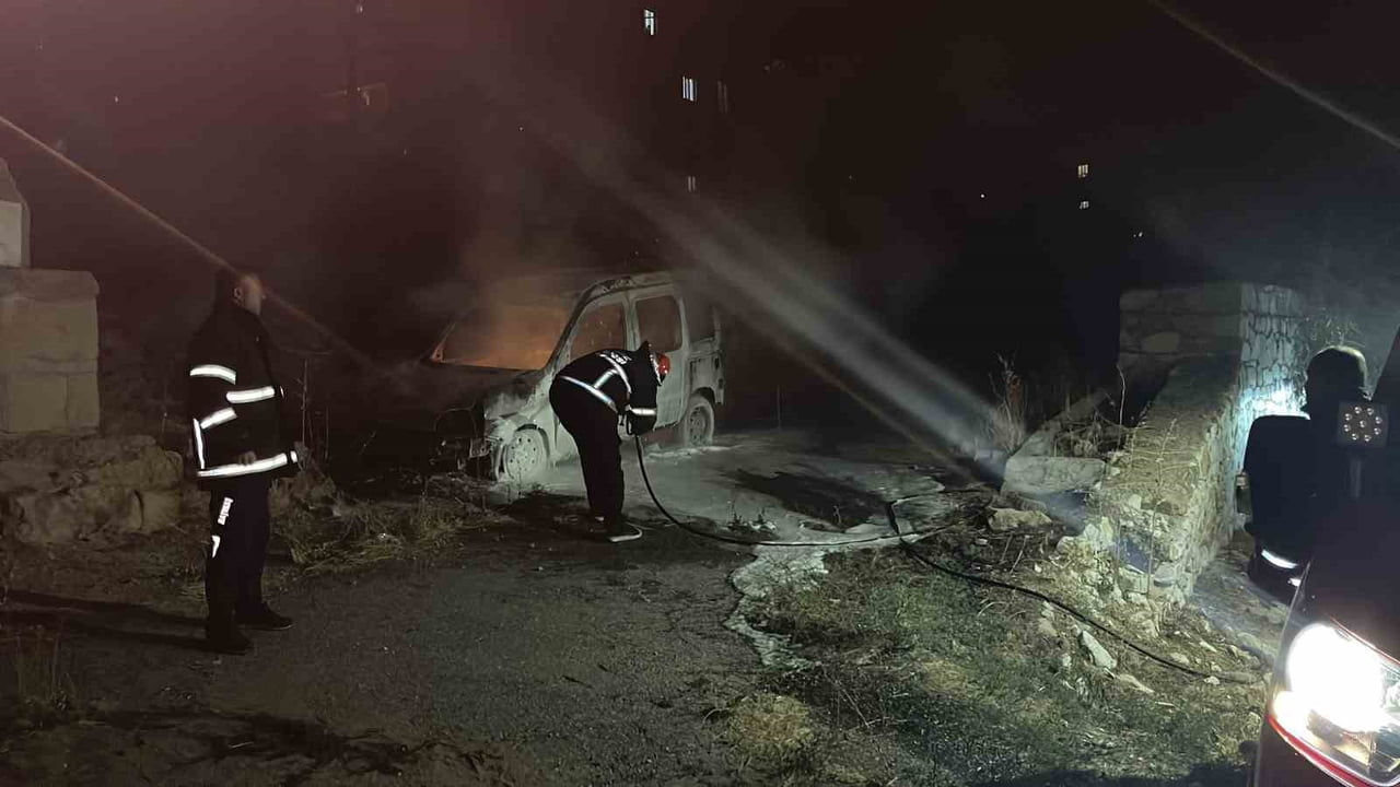 NİĞDE’DE PARK HALİNDEKİ ARAÇ YANDI