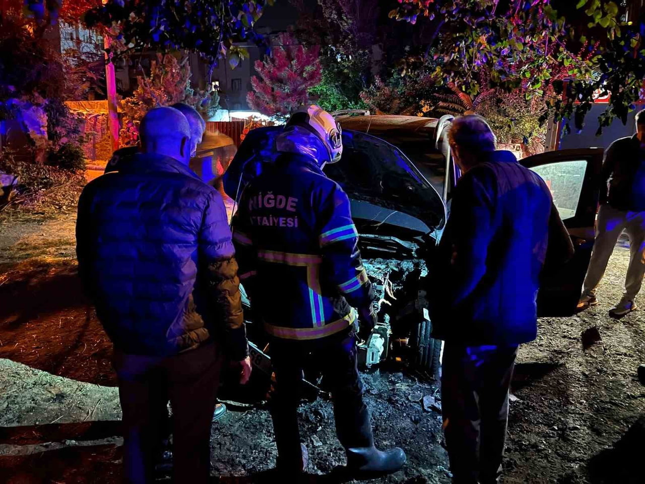 NİĞDE’DE PARK HALİNDEKİ OTOMOBİLDE ÇIKAN YANGIN İTFAİYE EKİPLERİ TARAFINDAN...