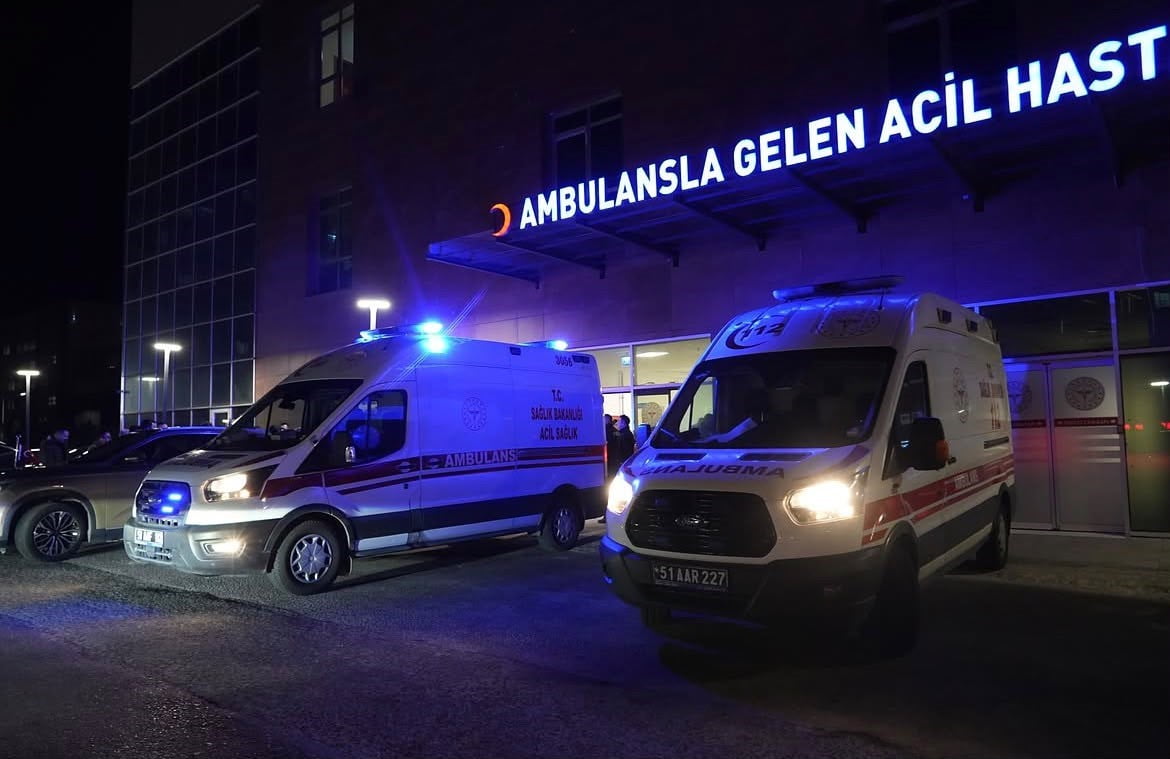 NİĞDE’NİN BOR İLÇESİNDE MISIR YÜKLÜ TIR İLE HAFİF TİCARİ ARACIN KAFA KAFAYA ÇARPIŞTIĞI KAZADA, 2...