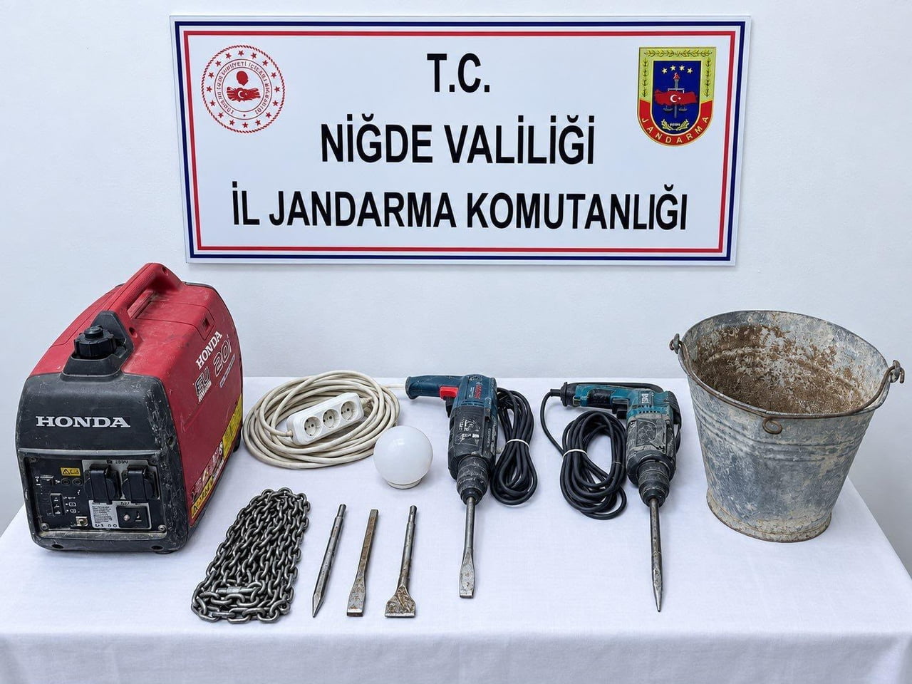 NİĞDE’NİN ÇİFTLİK İLÇESİNDE KAÇAK KAZI YAPILDIĞI BELİRLENEN ALANA DÜZENLENEN 'ANADOLU MİRASI'...