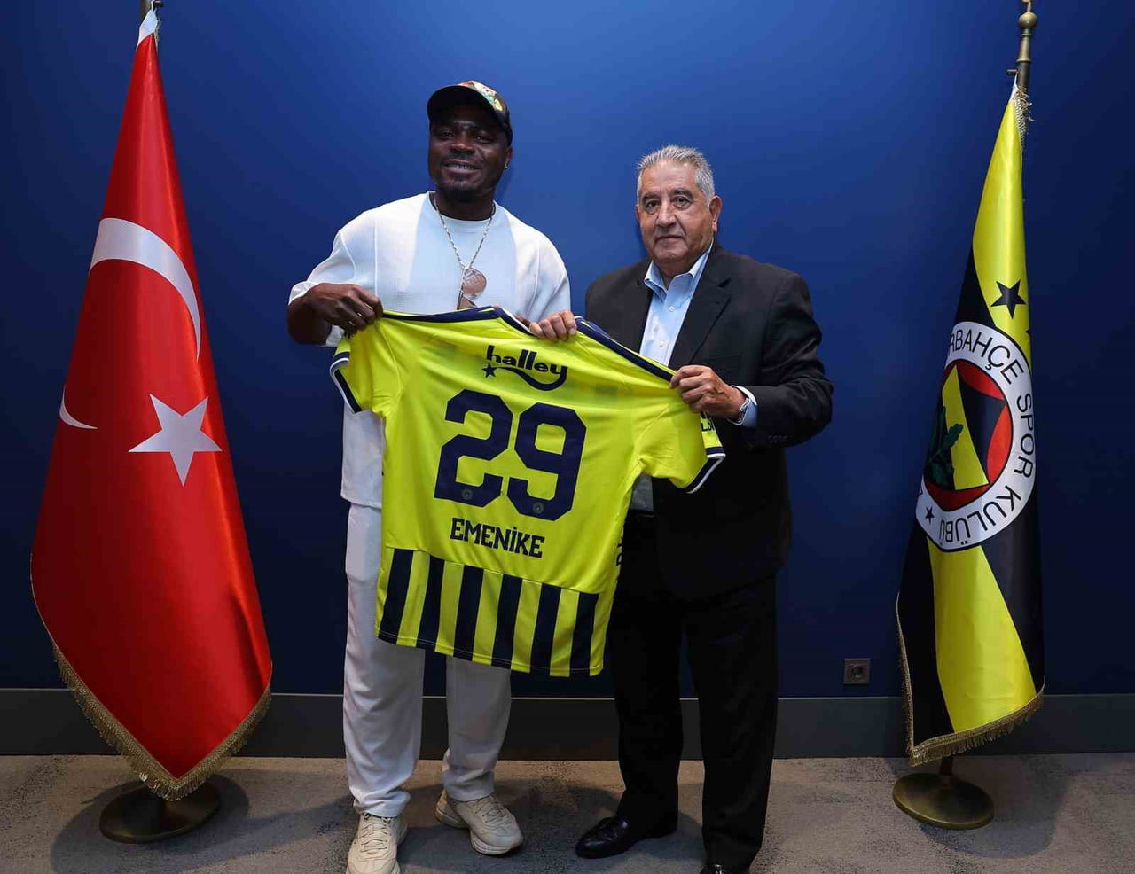 NİJERYALI ESKİ FUTBOLCU EMMANUEL EMENİKE, İSTANBUL'A GELEREK FENERBAHÇE KULÜBÜ'NE ZİYARET...