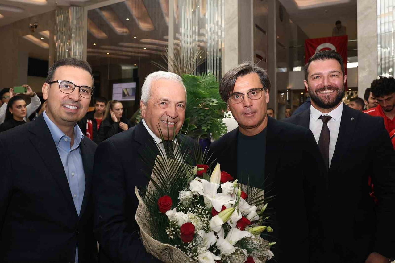 NİLÜFER BELEDİYE BAŞKANI ŞADİ ÖZDEMİR, BU AKŞAM OYNANACAK TÜRKİYE-İTALYA MAÇI ÖNCESİNDE İKİ MİLLİ...