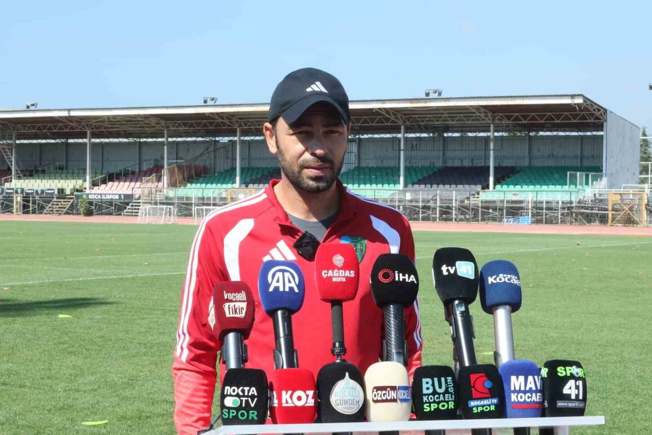 OCAELİSPOR TEKNİK DİREKTÖRÜ SELÇUK İNAN ANTRENMAN ÖNCESİNDE BASIN MENSUPLARININ SORULARINI...
