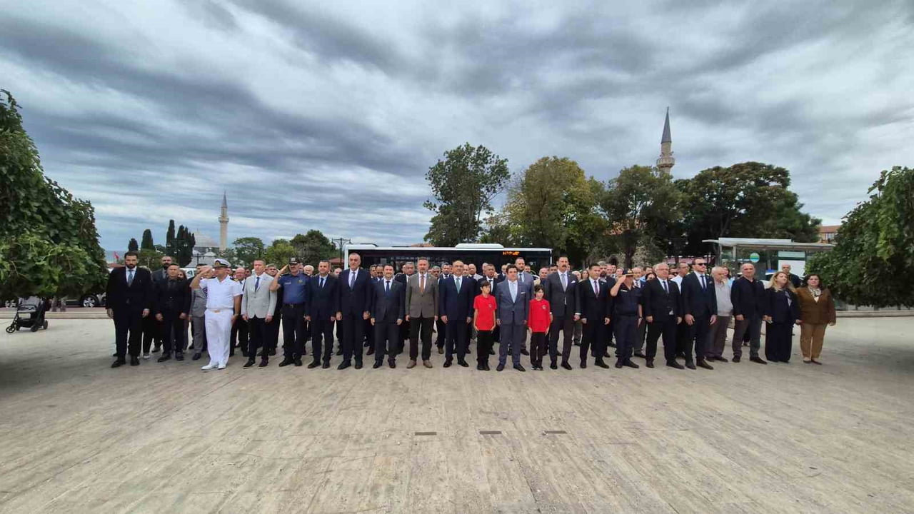 ÖĞRENCİLER ŞİİRLERİNİ OKURKEN, ÖĞRENCİLERDEN OLUŞAN HALK OYUNLARI EKİBİNİN SERGİLEDİĞİ OYUNLAR DA...