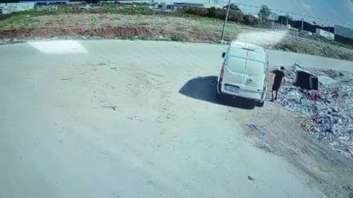 Okul önündeki arazi atık deposuna döndü: Mahalleli kamera taktırdı, yine durmadılar