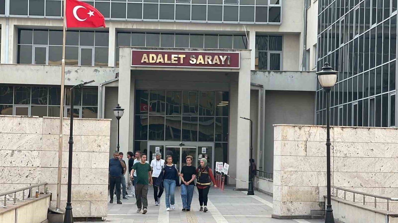 OKUL SALDIRISI DAVASINDA TAHLİYE OLAN SALDIRGANIN ANNESİ OSMANİYE’DE YENİDEN TUTUKLANDI