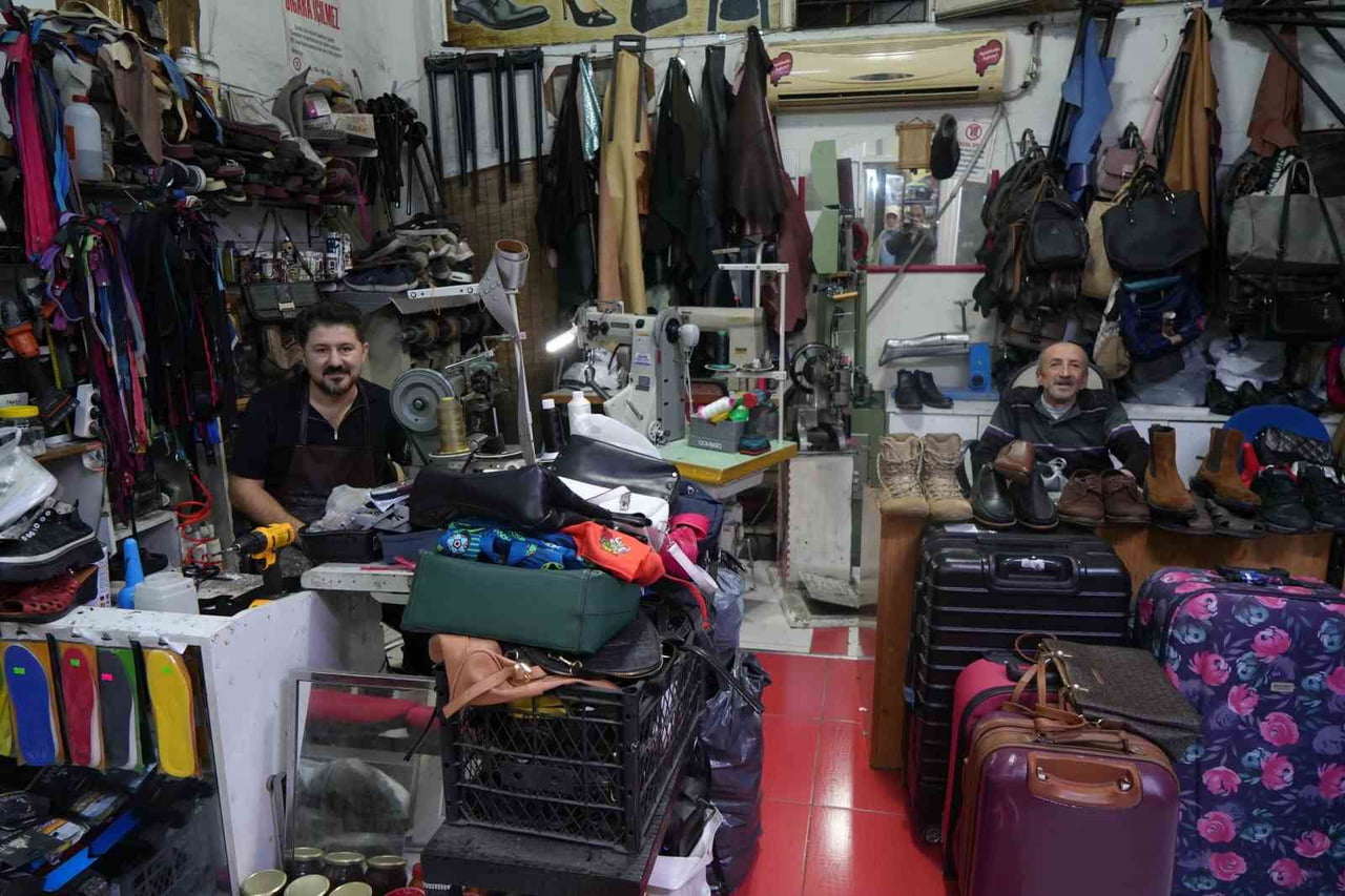 OKUL SEZONUNUN AÇILMASI VE SÜREKLİ YAĞAN YAĞMURLAR, AYAKKABI TAMİRCİLERİNİN İŞİNE YARADI. ÇANTA...