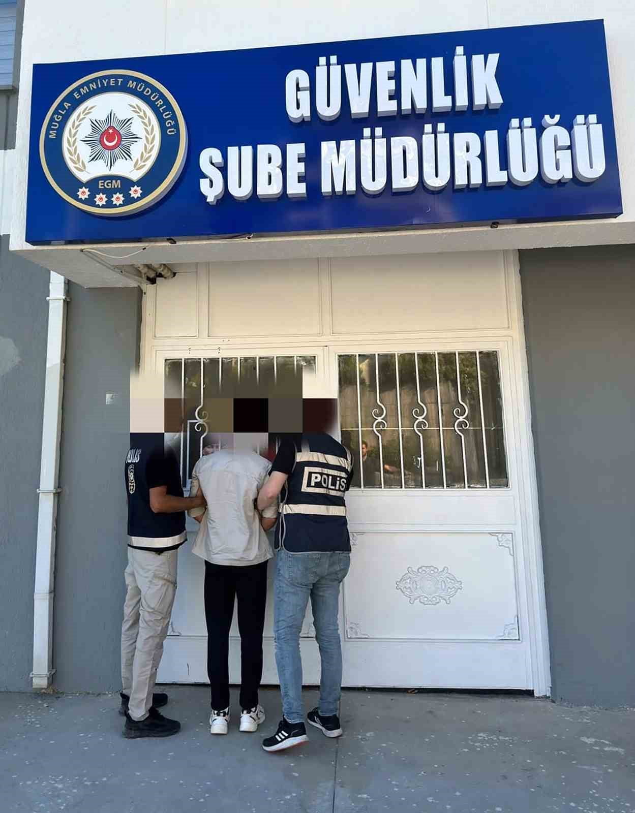 OKULUN BAHÇESİNDEKİ ATATÜRK BÜSTÜNÜ SÖKEN ŞAHIS YAKALANDI