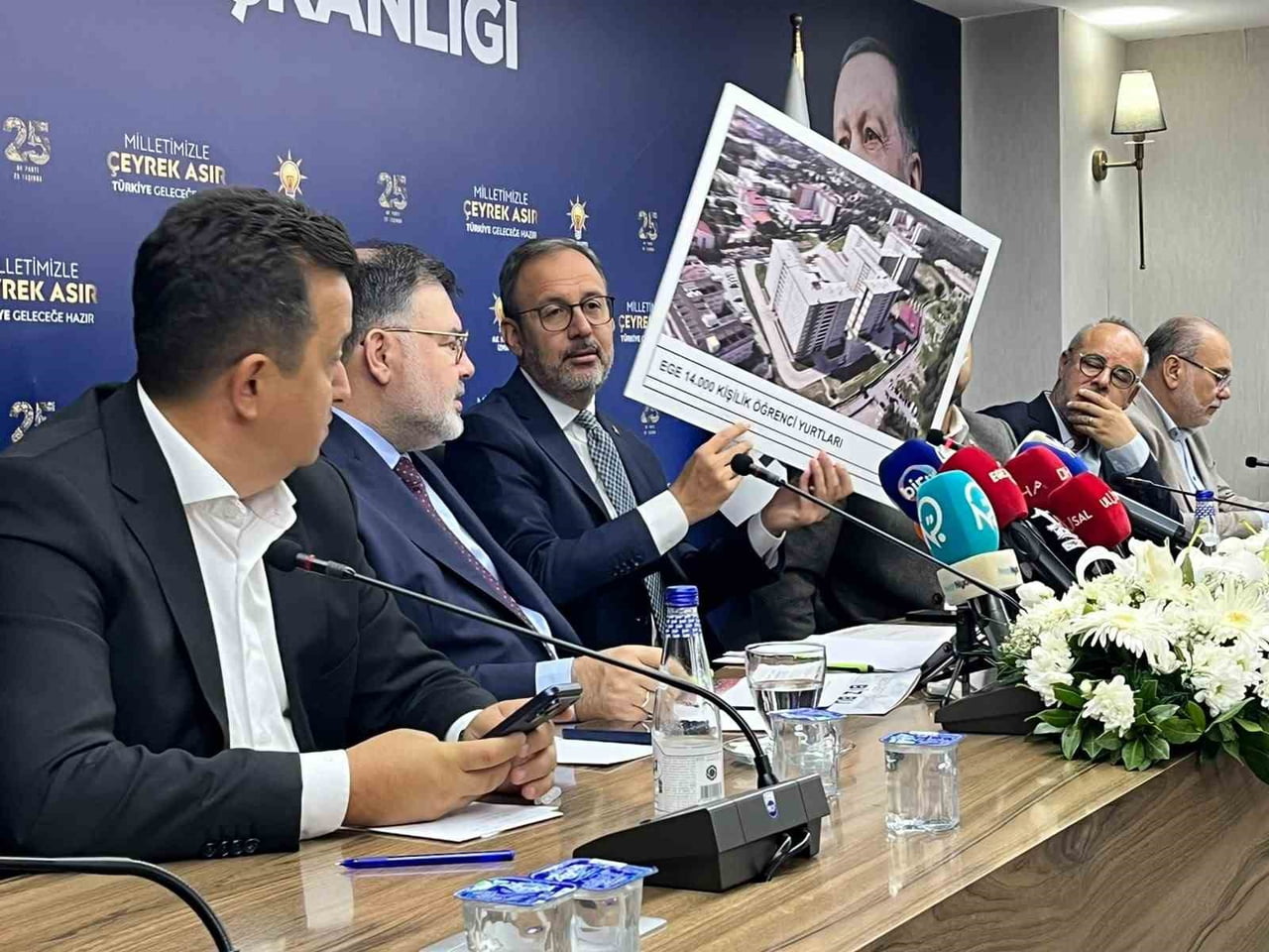 ÖNCEKİ DÖNEM GENÇLİK VE SPOR BAKANI VE AK PARTİ İZMİR MİLLETVEKİLİ MEHMET KASAPOĞLU, İZMİR'DEKİ...