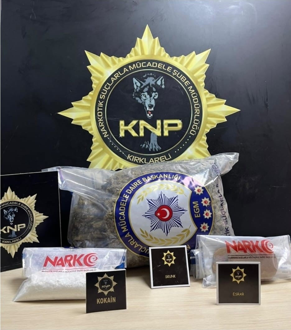 OPERASYONDA 4 KİLO 370 GRAM SKUNK, 290 GRAM KOKAİN VE 590 GRAM TOZ ESRAR ELE GEÇİRİLDİ.