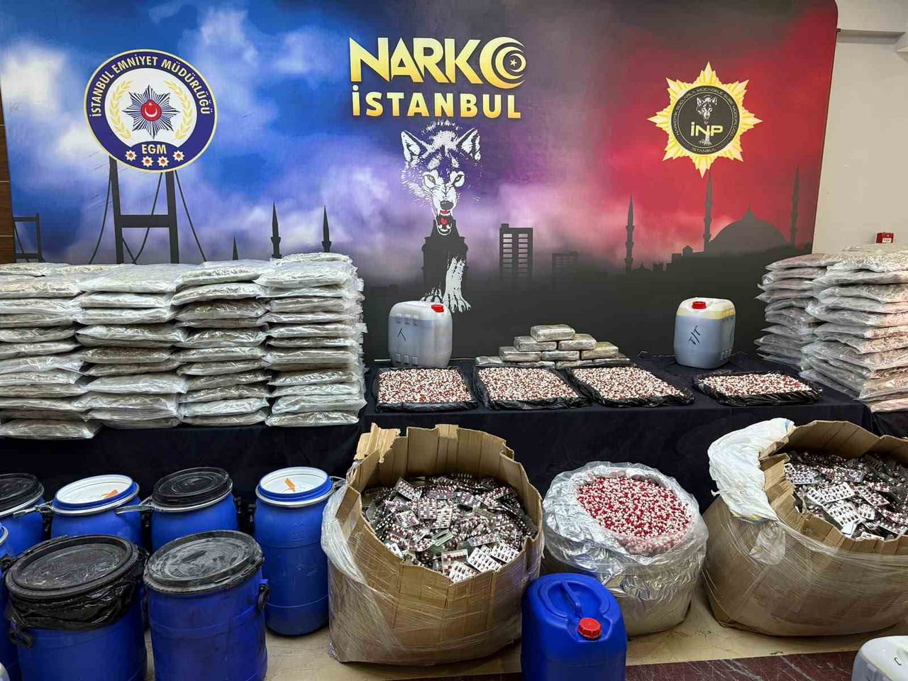 OPERASYONLARDA 1 TON 432 KİLOGRAM UYUŞTURUCU MADDE, 922 BİN ADET UYUŞTURUCU-UYARICI HAP, 134 KİLO...
