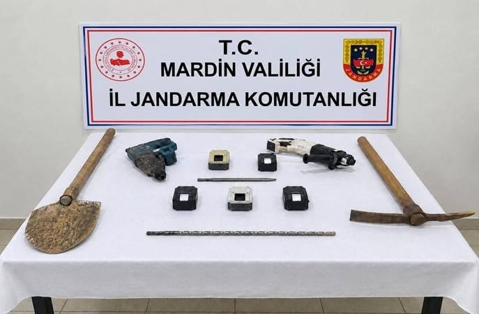 OPERASYONLARDA 70 SİKKE, 14 FARKLI FİGÜRLERDE OBJE, 1 YÜZÜK, 1 SÜTUN, 3 EL DEDEKTÖRÜ İLE İZİNSİZ...
