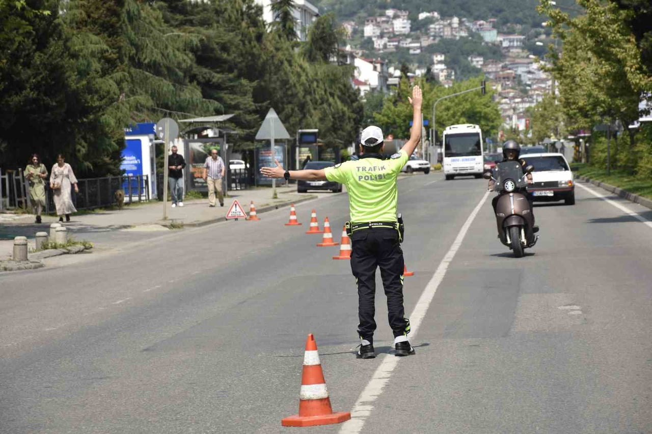 ORDU’DA TRAFİK EKİPLERİNCE SON BİR HAFTADA YAPILAN DENETİMLERDE 16 BİN 910 ARAÇ VE SÜRÜCÜSÜ...