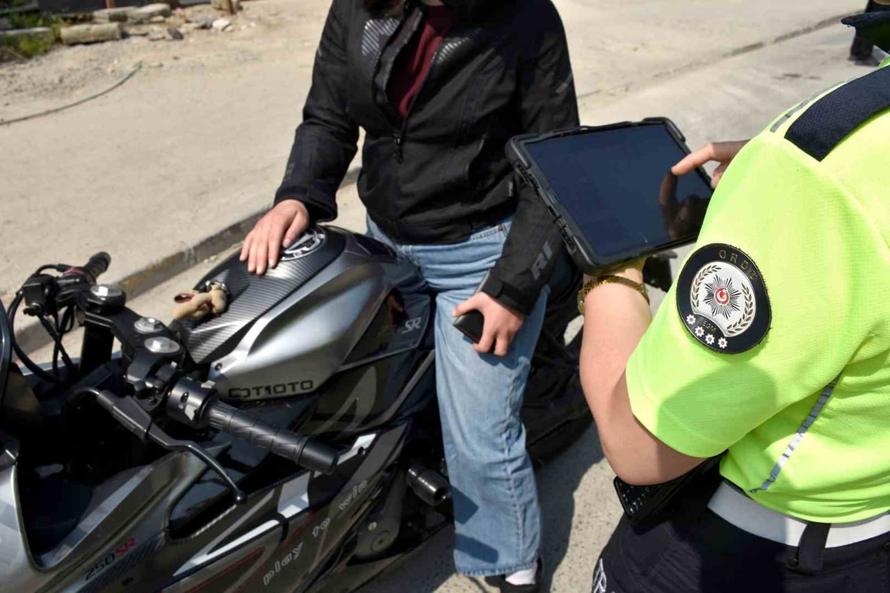 ORDU’DA TRAFİK EKİPLERİNCE SON BİR HAFTADA YAPILAN DENETİMLERDE 17 BİN 808 ARAÇ VE SÜRÜCÜSÜ...