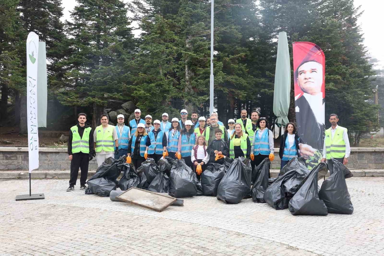 OSMANGAZİ BELEDİYESİ, DÜNYA TEMİZLİK GÜNÜ DOLAYISIYLA GÖNÜLLÜLERİYLE BİRLİKTE ULUDAĞ SARIALAN’DA...