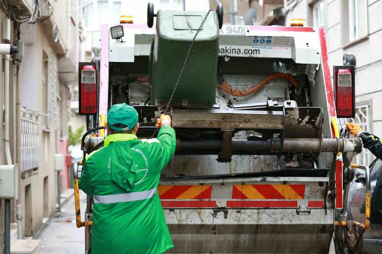 OSMANGAZİ BELEDİYESİ, İLÇENİN 136 MAHALLESİNDE TEMİZLİK ÇALIŞMALARINI 7 GÜN 24 SAAT KESİNTİSİZ...