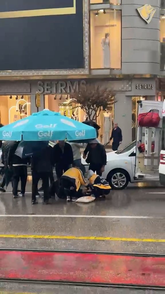 OSMANGAZİ İLÇESİNDE YOLUN KARŞISINA GEÇMEYE ÇALIŞAN YAYAYA OTOMOBİL ÇARPTI