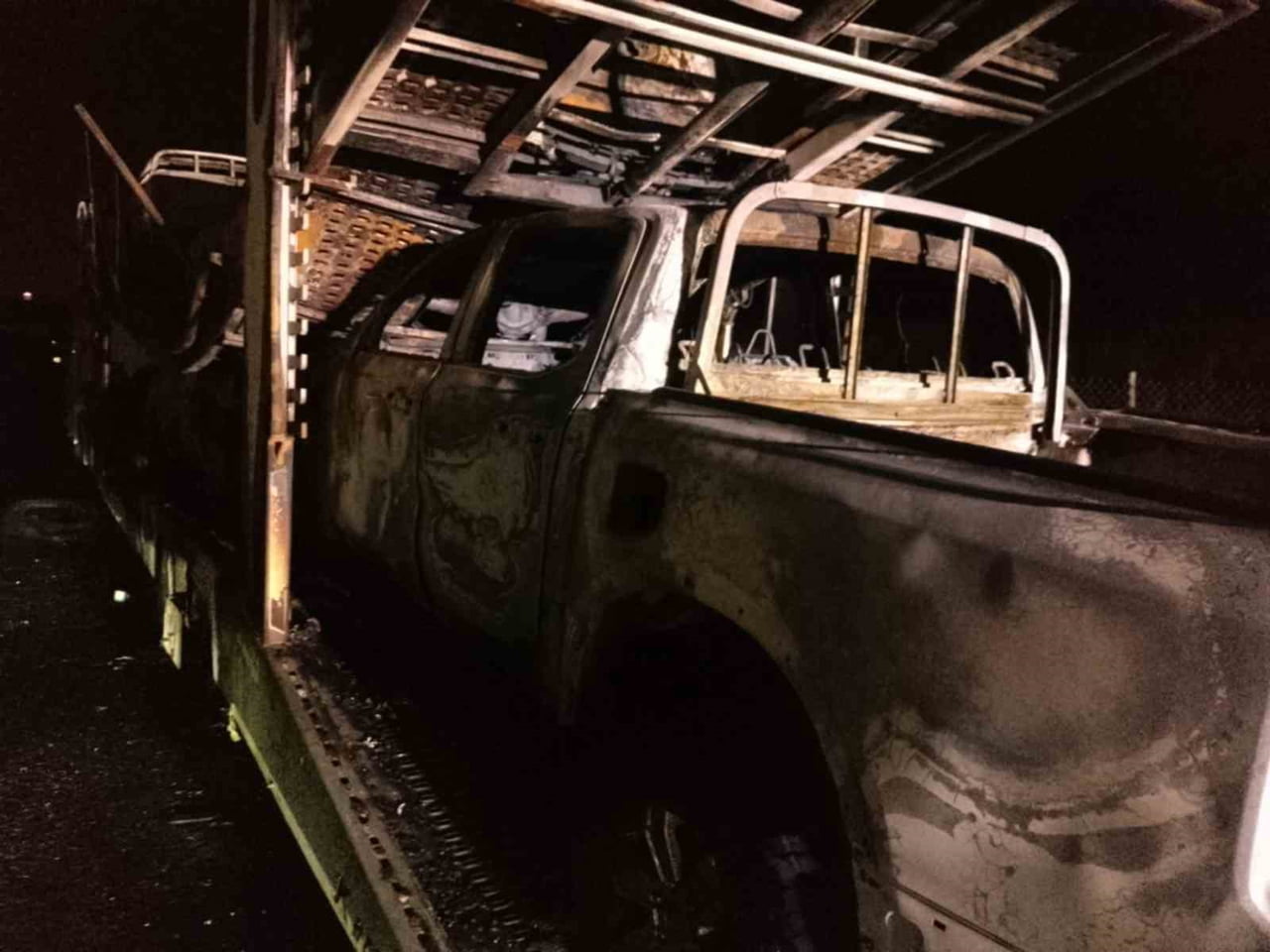 OSMANİYE'DE OTOYOLUN DÜZİÇİ MEVKİSİNDE SIFIR ARAÇ TAŞIYAN TIRDA ÇIKAN YANGINDA 4 PİKAP YANARAK...