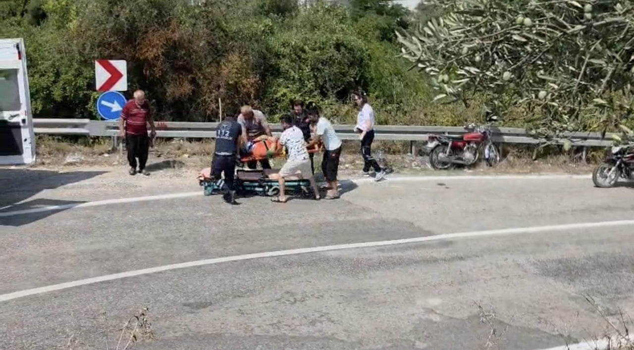OSMANİYE'NİN KADİRLİ İLÇESİNDE KONTROLDEN ÇIKARAK BARİYERE ÇARPAN MOTOSİKLETTEKİ 2 KİŞİ...