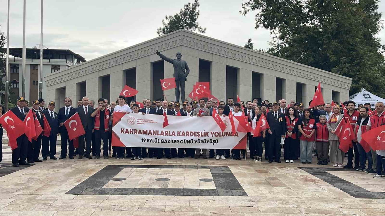 OSMANİYE’DE GAZİLER MEHTER MARŞLARIYLA YÜRÜDÜ