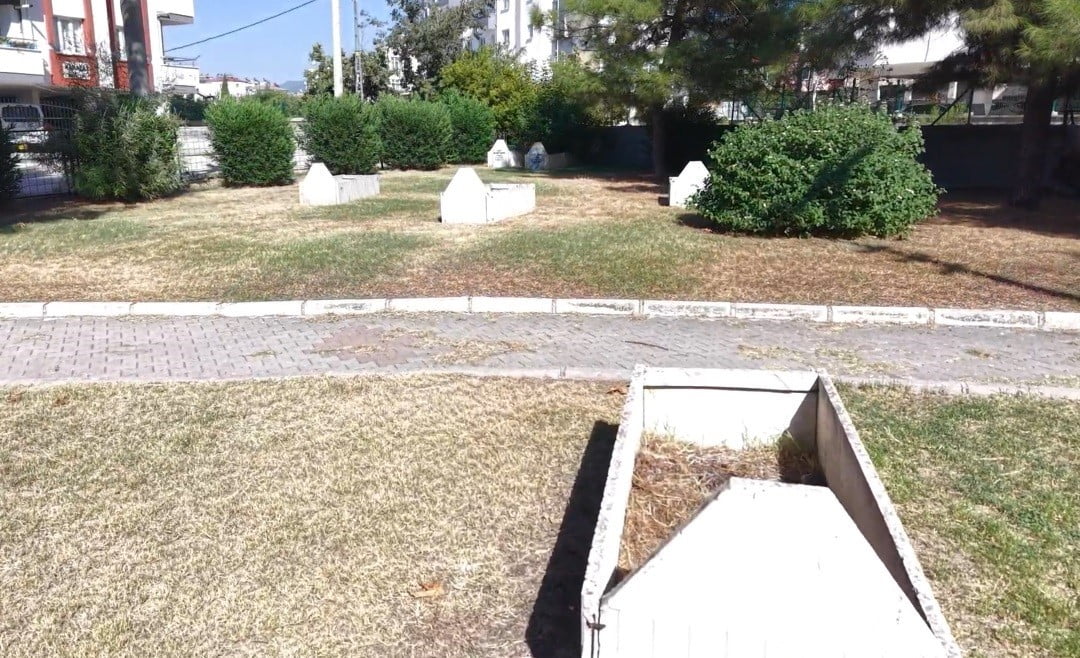 OSMANİYE’DE PARKIN ORTASINDAKİ MEZAR TAŞLARI DİKKAT ÇEKİYOR