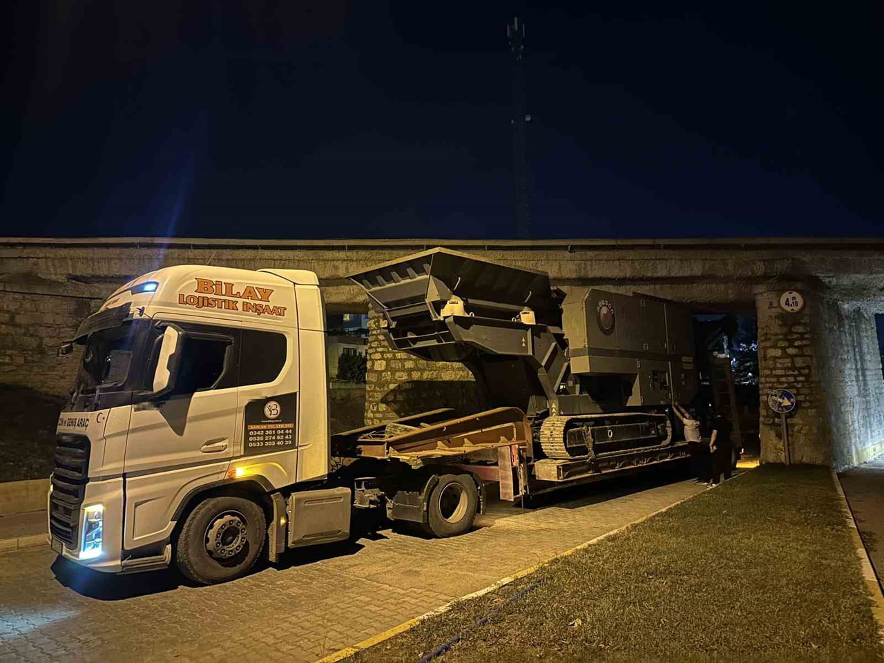 OSMANİYE’DE  TAŞ KIRMA MAKİNESİ YÜKLÜ TIR KÖPRÜYE SIKIŞTI