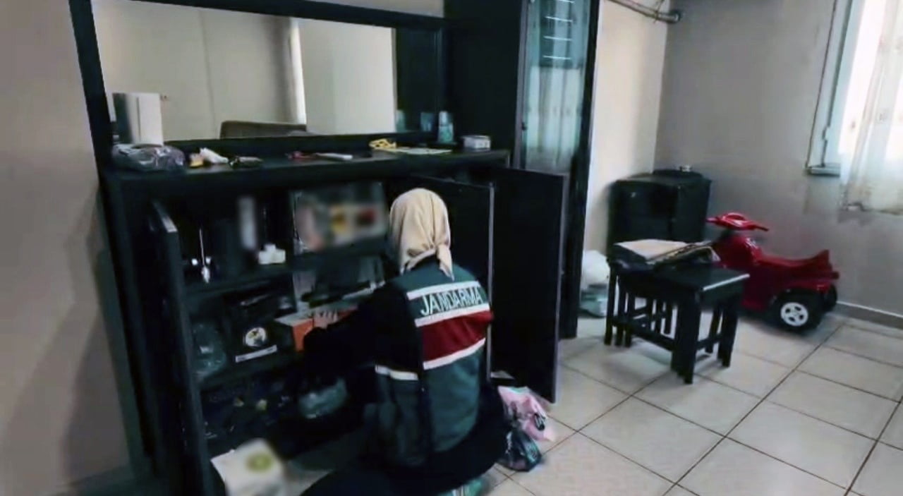 OSMANİYE’DE TERÖR ÖRGÜTÜ DEAŞ’A YÖNELİK DÜZENLENEN OPERASYONDA GÖZALTINA ALINAN SURİYE UYRUKLU...
