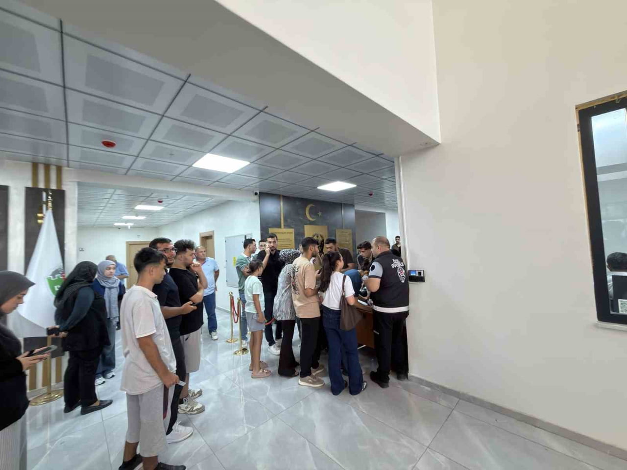 OSMANİYE’DE ÜNİVERSİTEYİ KAZANAN GENÇLERE VALİZ VE HAVLU DESTEĞİ