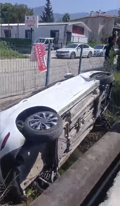 OSMANİYE’NİN DÜZİÇİ İLÇESİNDE İKİ OTOMOBİLİN ÇARPIŞMASI SONUCU ARAÇLARDAN BİRİ YOL KENARINDAKİ...